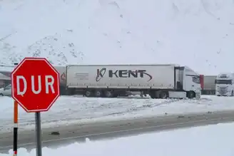 Erzincan'da Kar Yağışı Ulaşımı Felç Etti!