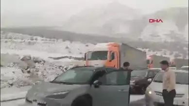 Doğu Anadolu'da Kar Yağışı Ulaşımı Felç Etti