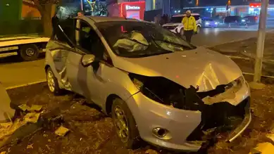 Erzincan'da Otomobil Kazası: Sürücü İtfaiye Tarafından Kurtarıldı