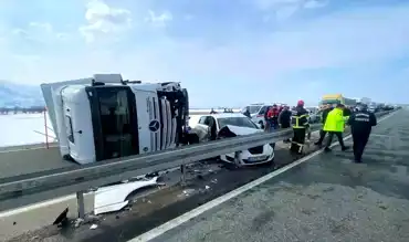 Erzincan'da Tır-Otomobil Çarpışması: 3 Yaralı