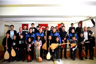 Erzincan'da Çocuklardan Polislere Müzik Şöleni