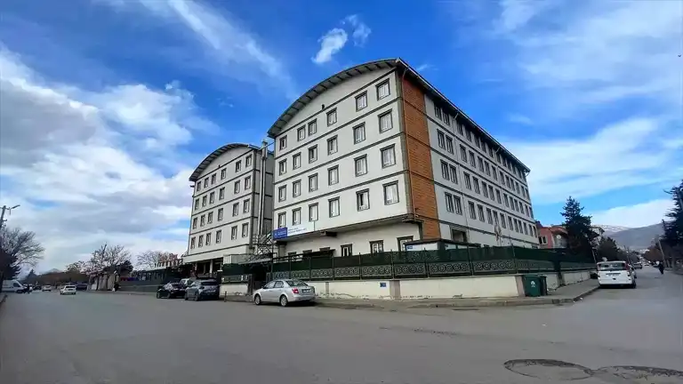 Erzincan'da Çatıdan Düşen İşçi Hayatını Kaybetti