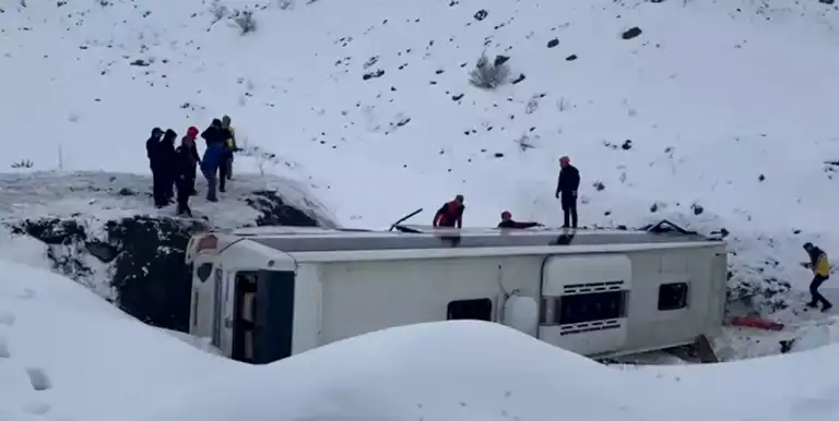 Erzincan ve Kars'ta Otobüs Kazaları: 1 Ölü, 47 Yaralı