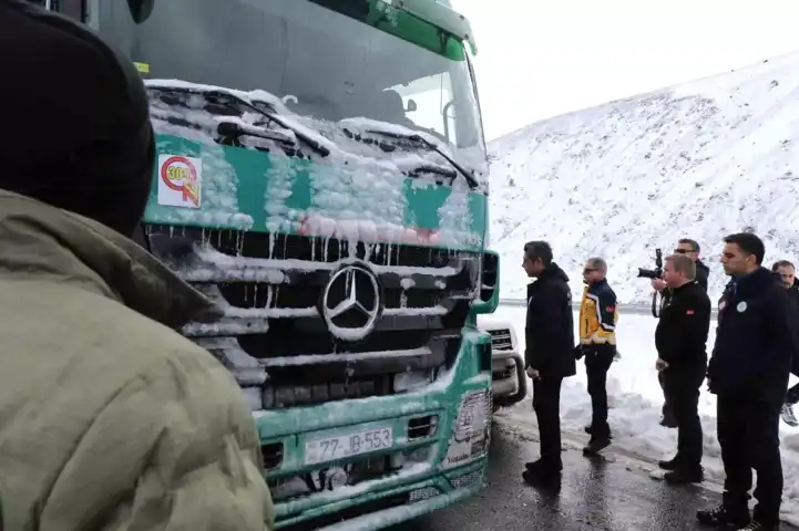 Doğu Anadolu'da Yoğun Kar Yağışı Sonrası Ulaşım Sağlandı