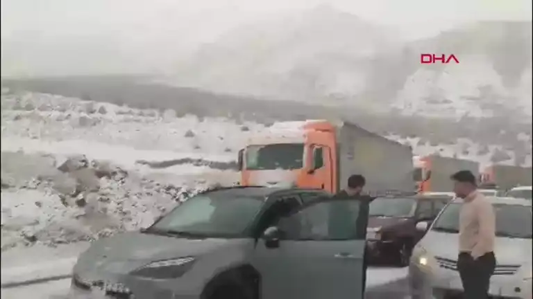 Doğu Anadolu'da Kar Yağışı Ulaşımı Felç Etti