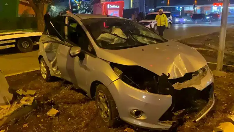 Erzincan'da Otomobil Kazası: Sürücü İtfaiye Tarafından Kurtarıldı