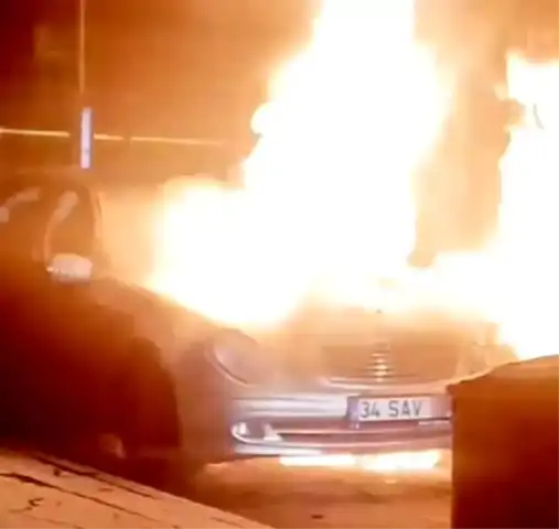 Erzincan'da Gece Yarısı Otomobil Yanması