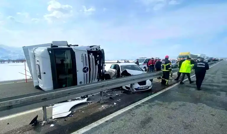 Erzincan'da Tır-Otomobil Çarpışması: 3 Yaralı