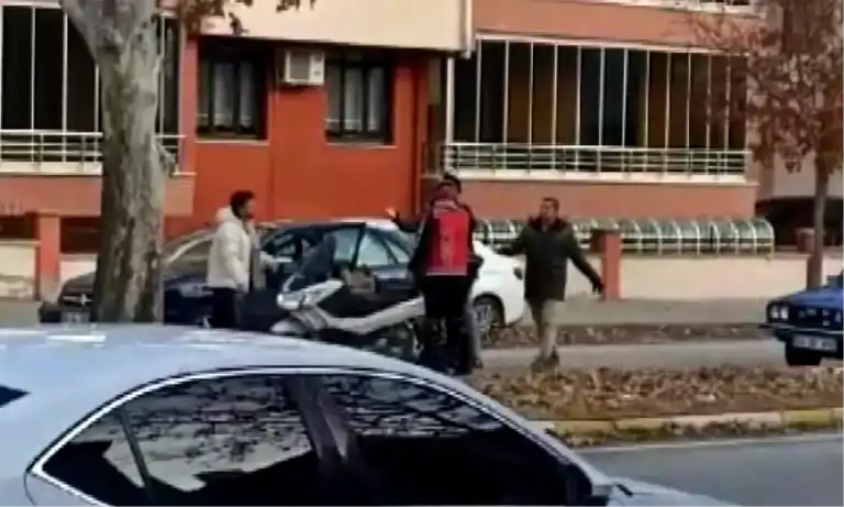 Erzincan'da Trafik Kavgası: Motosikletçi Otomobil Sürücüsünü Darp Etti
