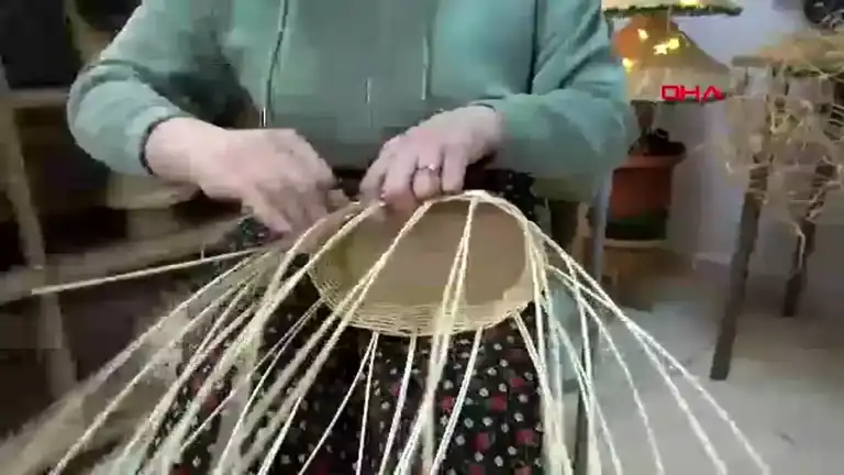 Erzincanlı Kadın, Geleneksel Sepet Örmeyi Canlandırıyor