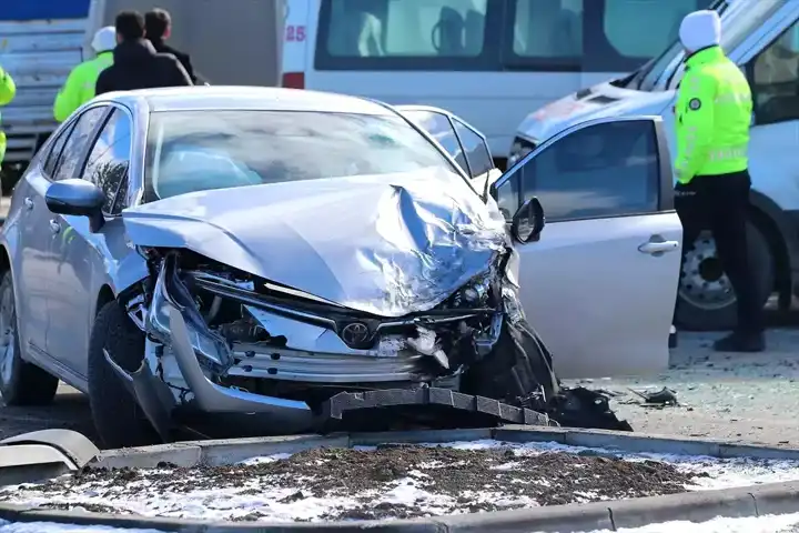 Erzurum'da Minibüs-Otomobil Kazası: 6 Yaralı