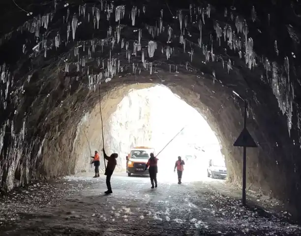 Kemaliye Taş Yolunda Buz Sarkıtları Tehlikesi