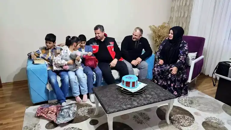 Erzincan'da Koruyucu Aileye Doğum Günü Sürprizi!