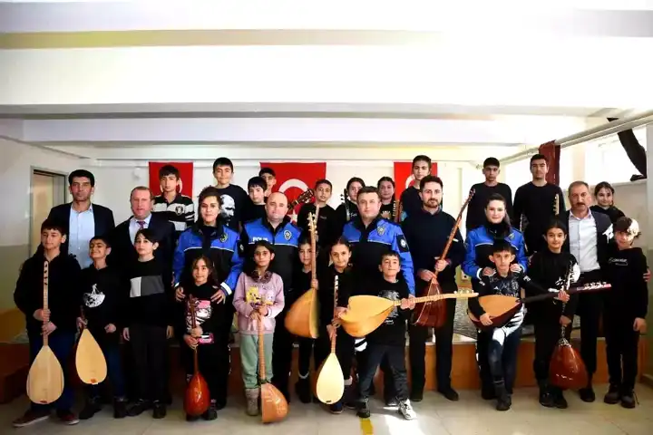 Erzincan'da Çocuklardan Polislere Müzik Şöleni
