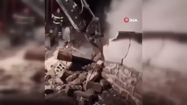 Köyde Odunluk Yangını Tehlikesi Geçti